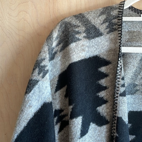 Karen by Karen Kane Wrap Southwestern Pattern Black Gray OS Women’s - Picture 4 of 9
